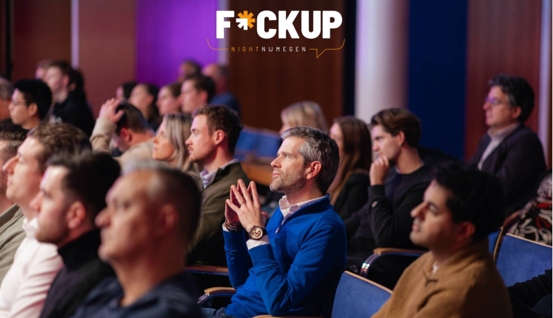 een beeld van een FuckUp Night: het publiek luistert aandachtig naar een spreker