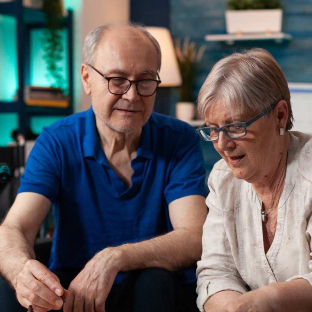 man en vrouw doen samen een spelletje