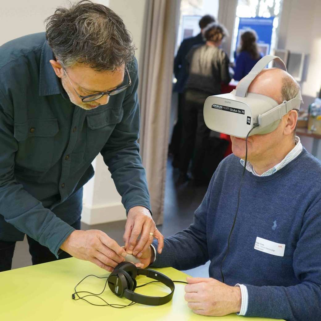 In de VR simulatie laaggeletterdheid kunnen mensen ervaren hoe het is om met iemand die laaggeletterd is in gesprek te gaan.