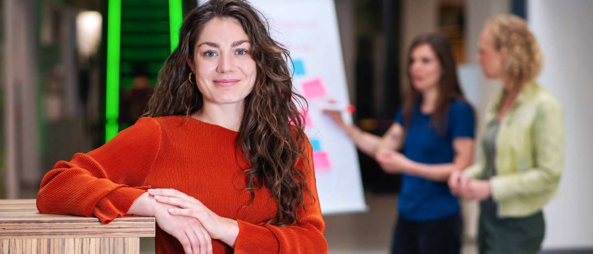 Deelnemers en docenten van de post-hbo opleiding Bedrijfskunde, in gesprek met elkaar op het plein voor Ruitenberglaan 31