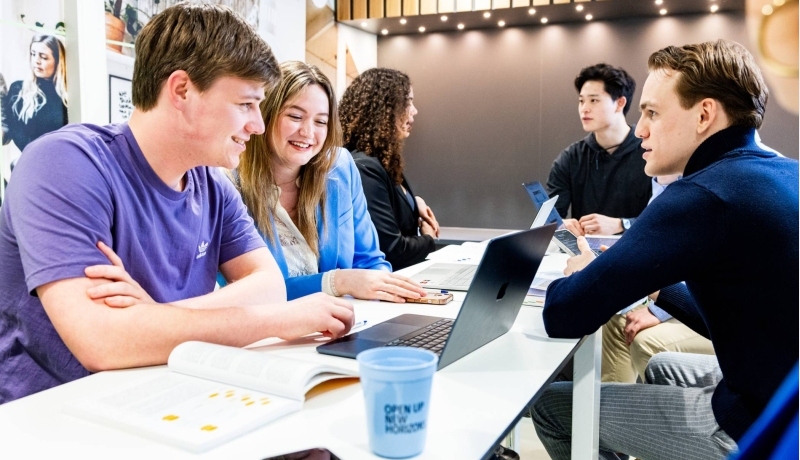 Studenten van academie organisatie en ontwikkeling aan het werk op de HAN