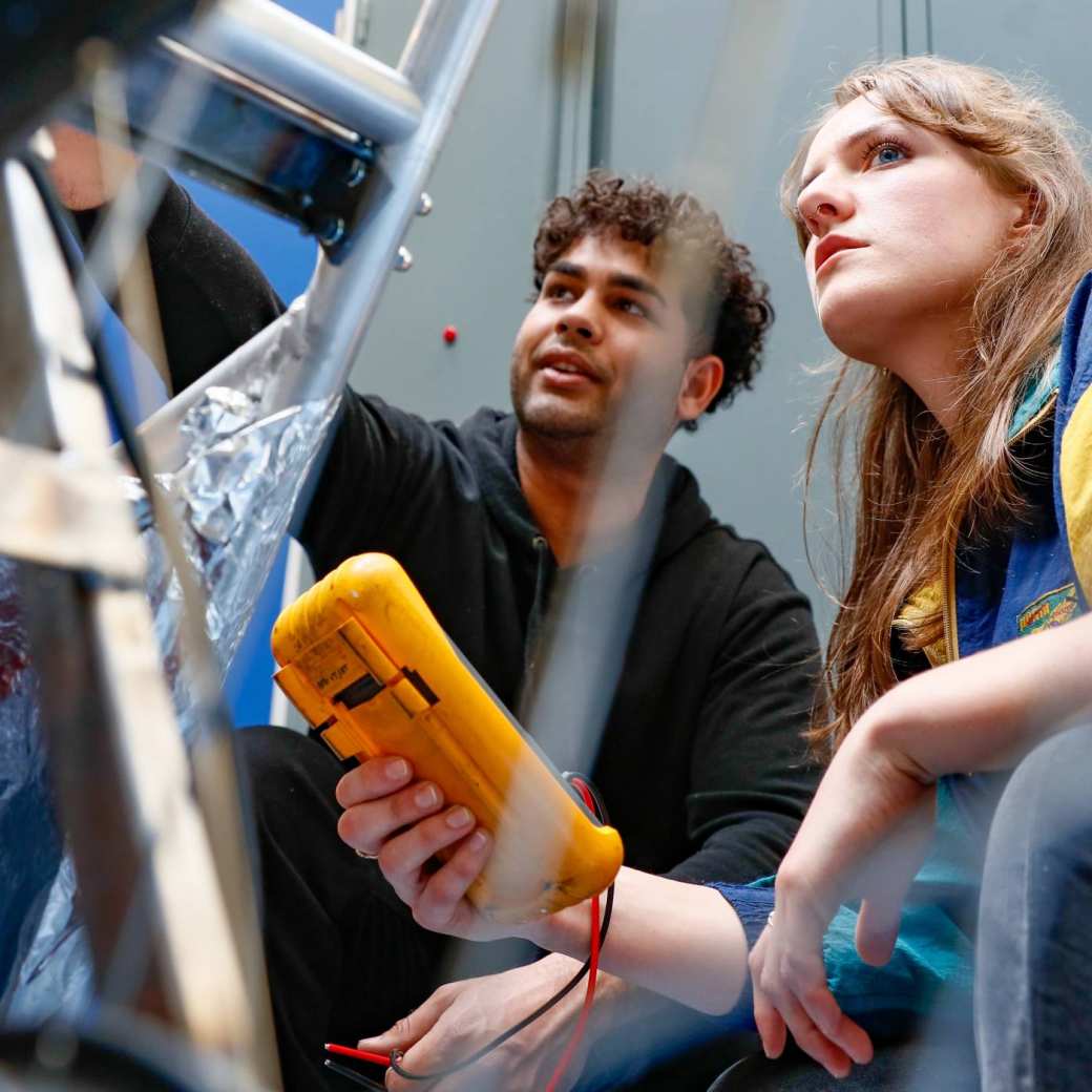 Automotive studenten werken aan vehicle eco marathon