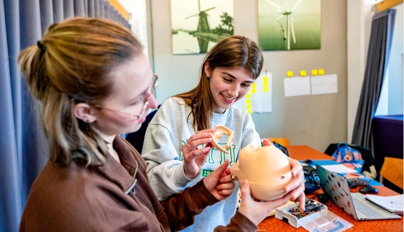 Studenten in het Health Concept Lab van de HAN werken aan een technologische babypop die als hulpmiddel gaat dienen voor verpleegkundigen om te leren reanimeren.