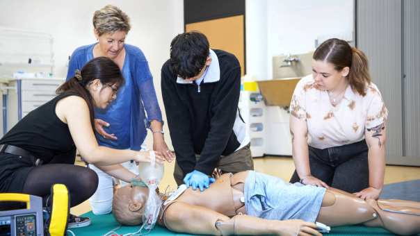 MHV studenten krijgen uitleg over reanimatie