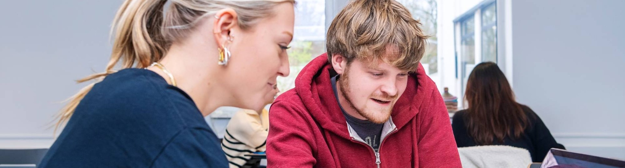 AMM LLO Joey en Isa tijdens les Social Work deeltijd