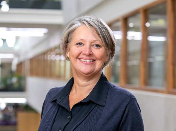 Portretfoto van projectleider Joke Kiewiet in de hal van Ruitenberglaan 26 in Arnhem
