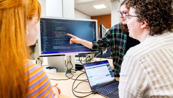 bio-informatica studenten achter de computer