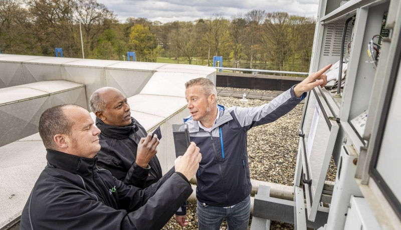 Drie Vastgoedinspecteurs overleggen tijdens een inspectie.