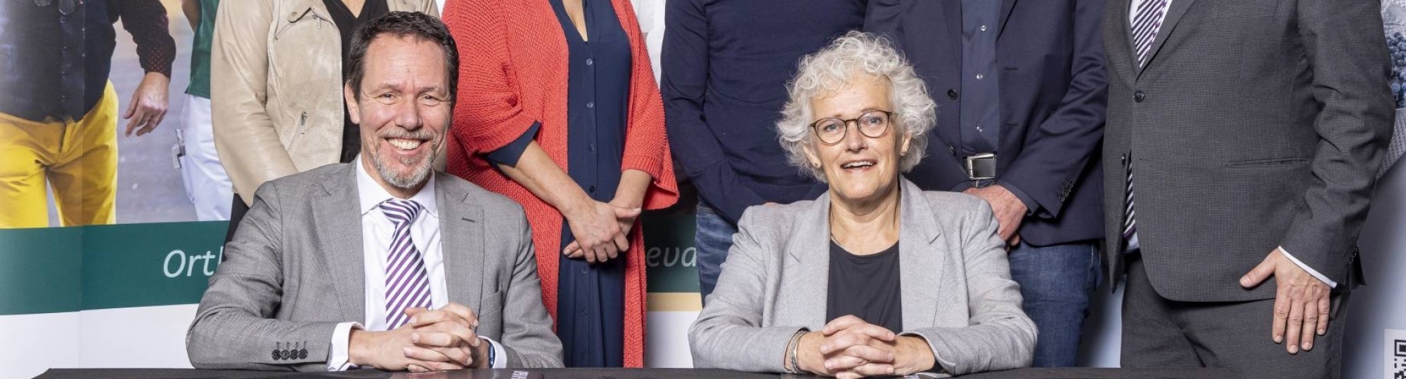 Ondertekening Health Valley nieuw lectoraat digitale transformatie revalidatie Yvonne de Haan en alle betrokkenen