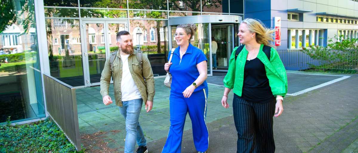 Studenten van de opleiding Learning & Development in Organisations deeltijd wandelen voor de Laan van Scheut 10.