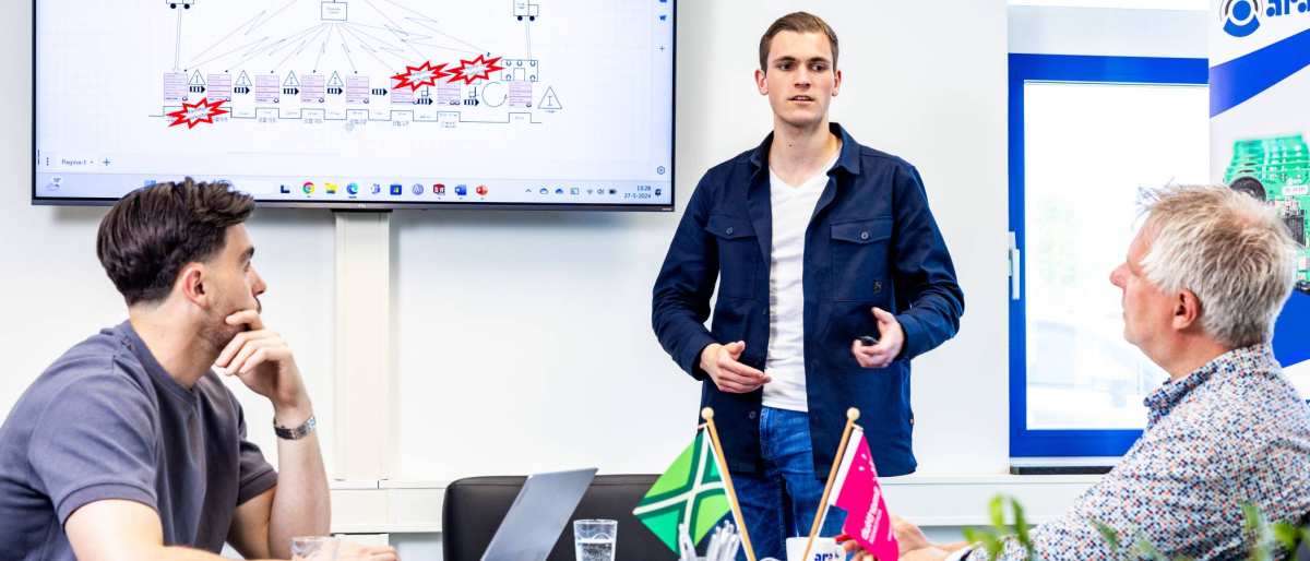 Technische Bedrijfskunde student Jort geeft een presentatie.