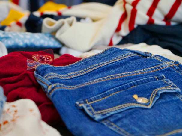 Close-up van de kleding die verkocht of geruild kan worden op de Kledingruil 2022. HAN Nijmegen.