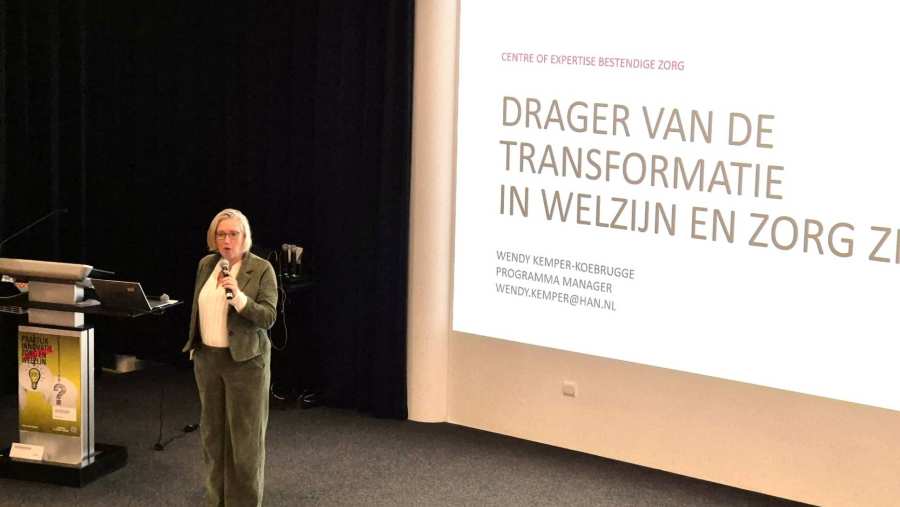 Wendy Kemper als gastspreker bij PZW presenteert