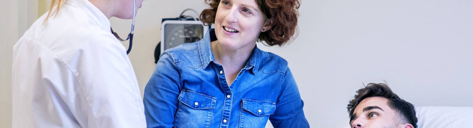 Voltijd student Verpleegkunde en docent aan het bed van patiënt meten bloeddruk-2