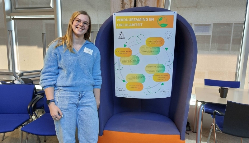Noor van de masteropleiding Circulaire Economie geeft een posterpresentatie.