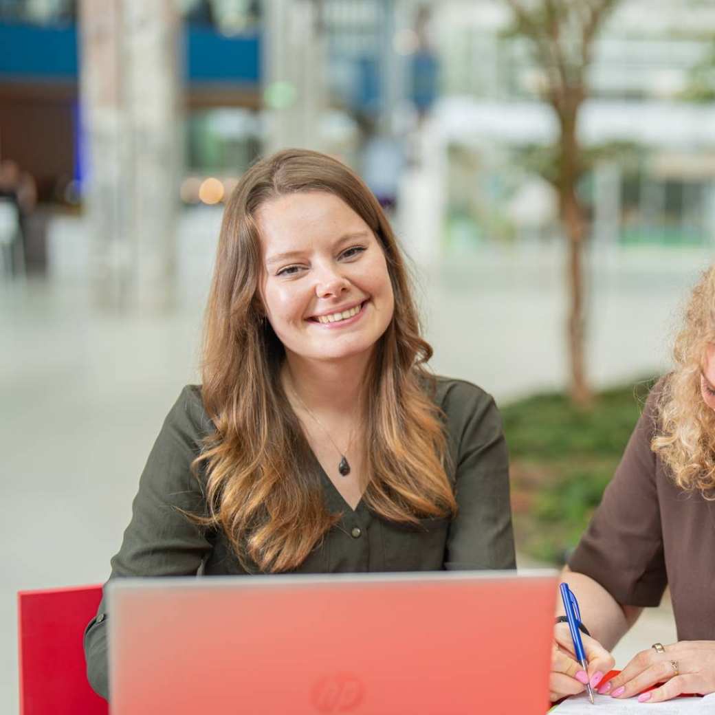 Studenten van de master Duurzaamheidstransities aan tafel samenwerken.