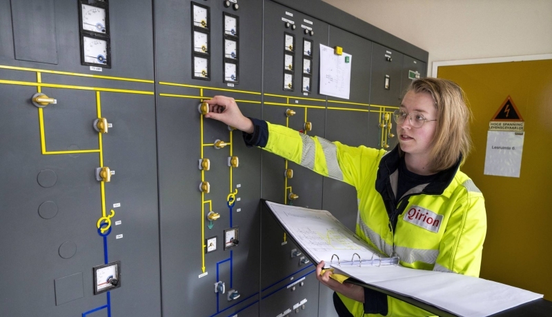 Oud-student Elektrotechniek Bianca Niekerk bij de knoppenkast van Qirion.