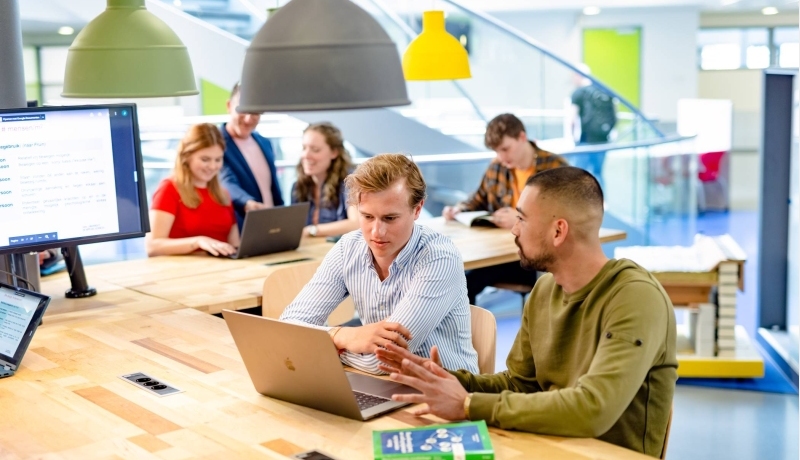 Facility Management, foto 8219, studenten aan het werk op de laptop, samenwerken