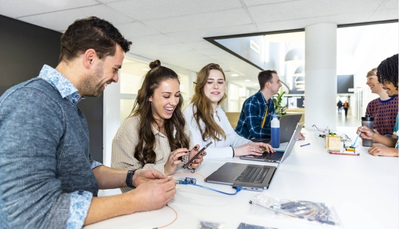 communicatie en multimedia design studenten werken samen aan een opdracht in de medialounge