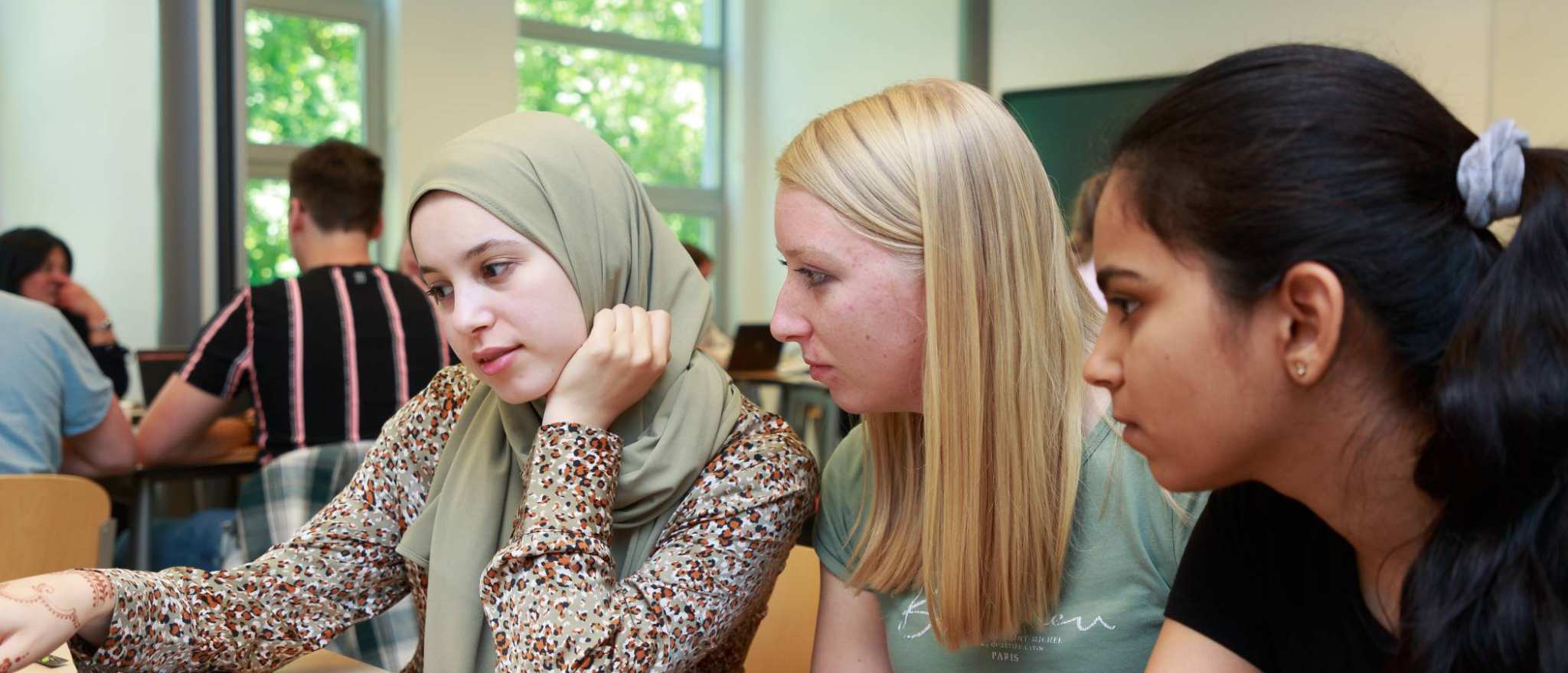 Studenten van de master Molecular Life Sciences Lisan Scholten, Nouhayla Belkassem en Jayashree Jayachandran overleggen tijdens een les
