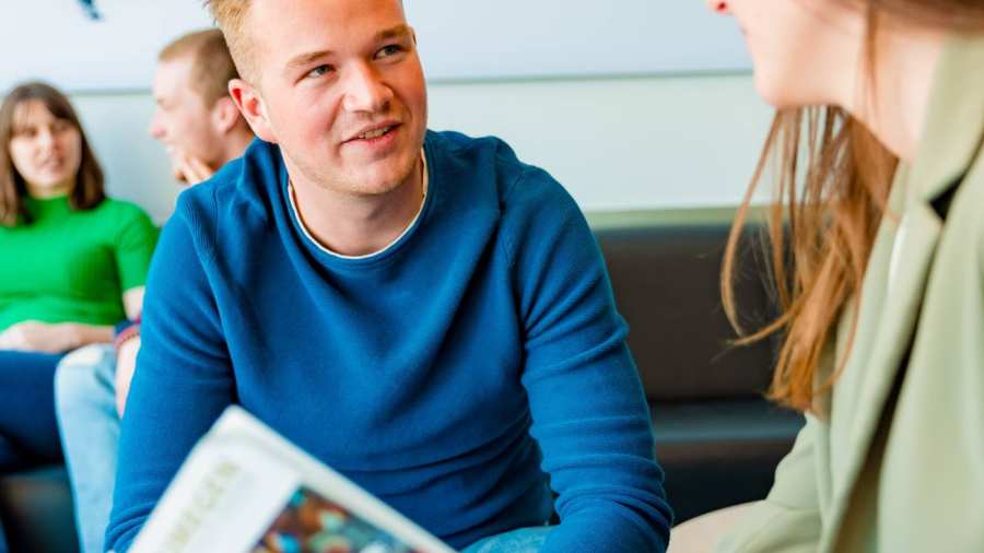 studenten opleidingskunde lopen bij de trap op de HAN campus