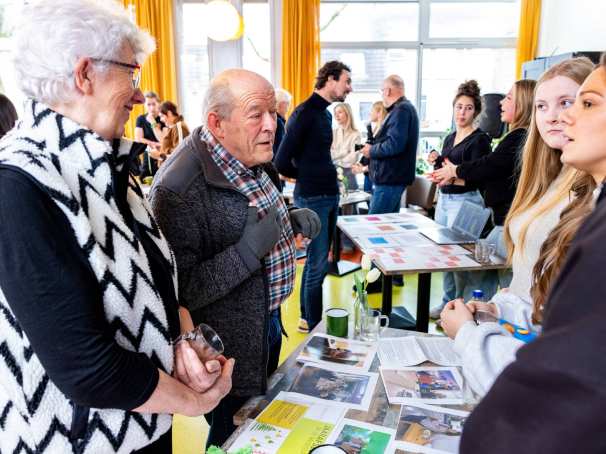 Labs en Werkplaats wijk Lindenholt-studenten-professionals en burgers aan het werk