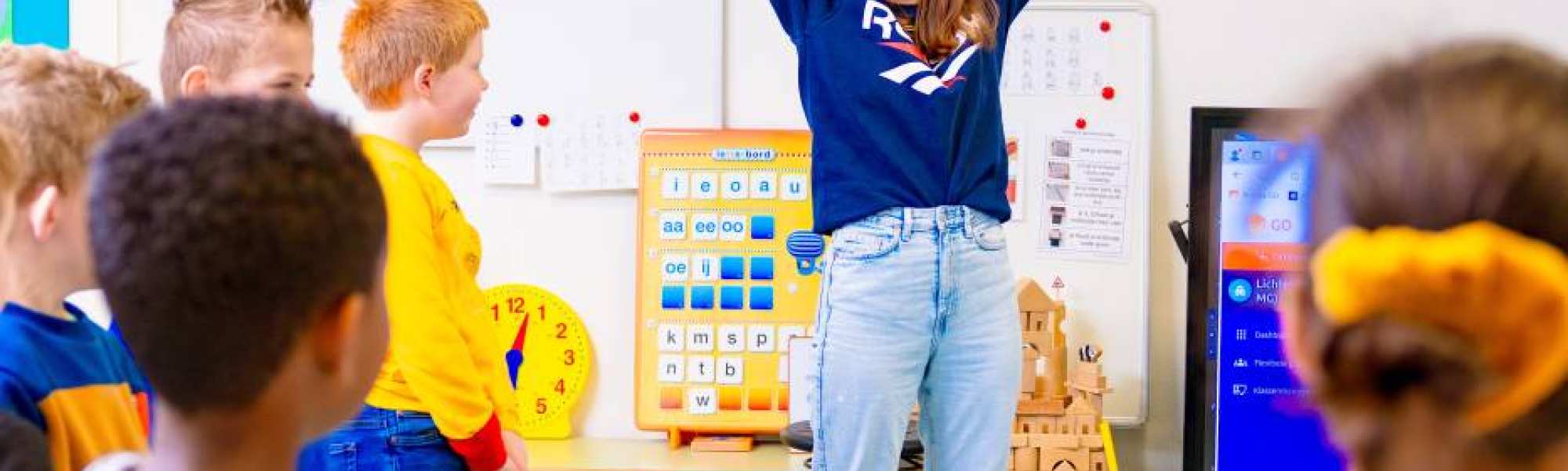 Speciaal Onderwijs op de school Lichtenbeek. Lerares geeft les aan de kinderen.
