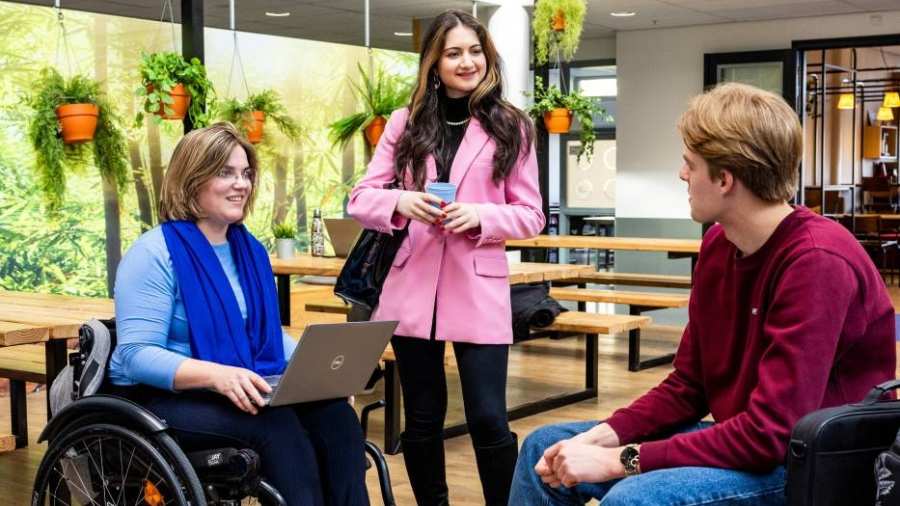 Studenten van hbo Human Resource Management in gesprek