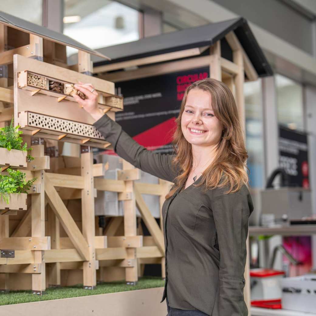 Student van de master Duurzaamheidstransities op het HAN Cleantech Park in Arnhem.