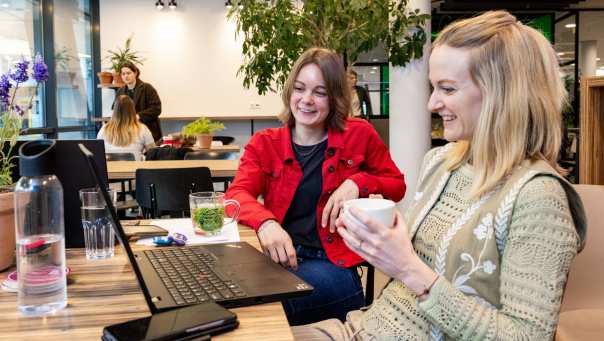 Bedrijfskunde deeltijd, studenten werken samen in de Hangar met laptops en koffie  