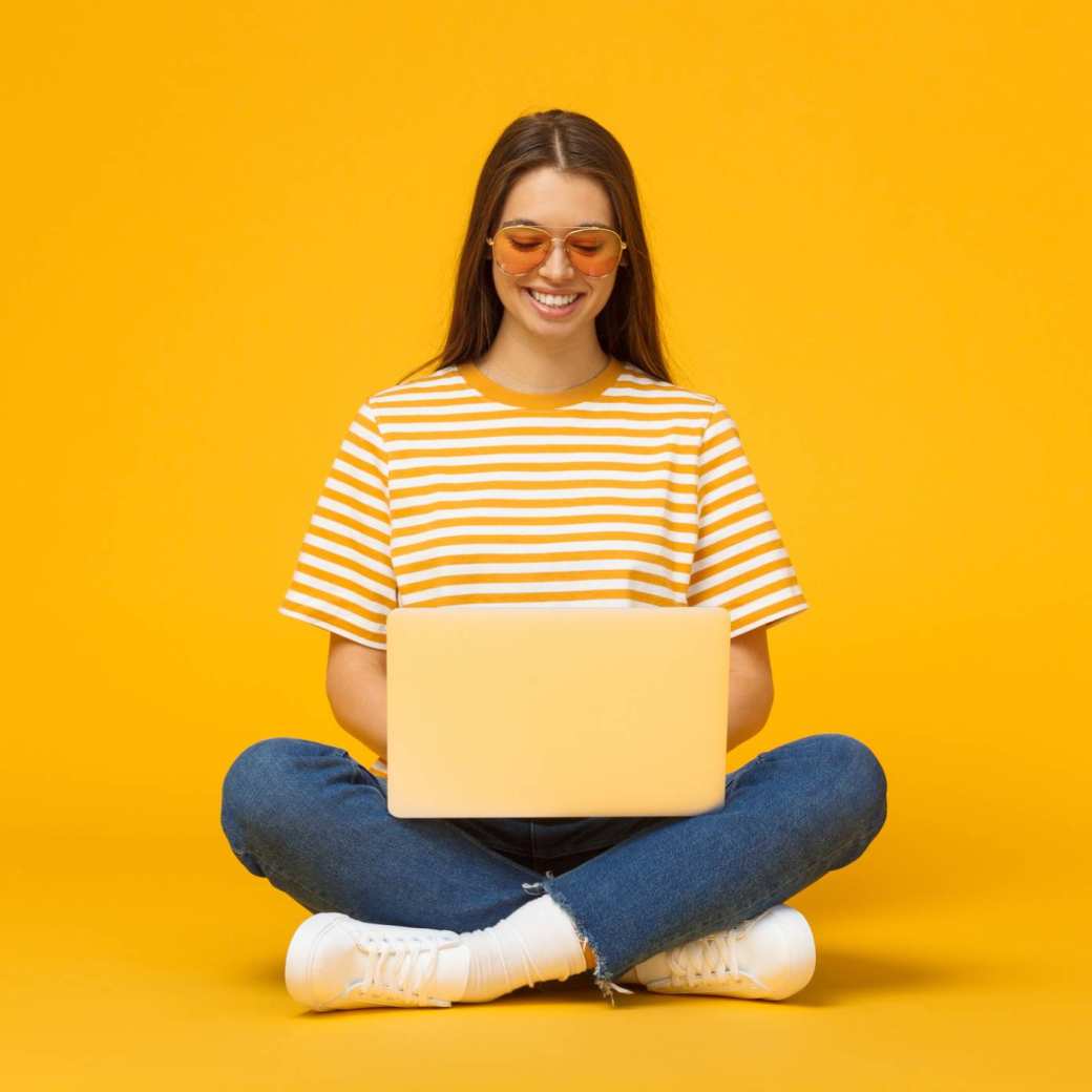 Student op laptop gebruikt office365