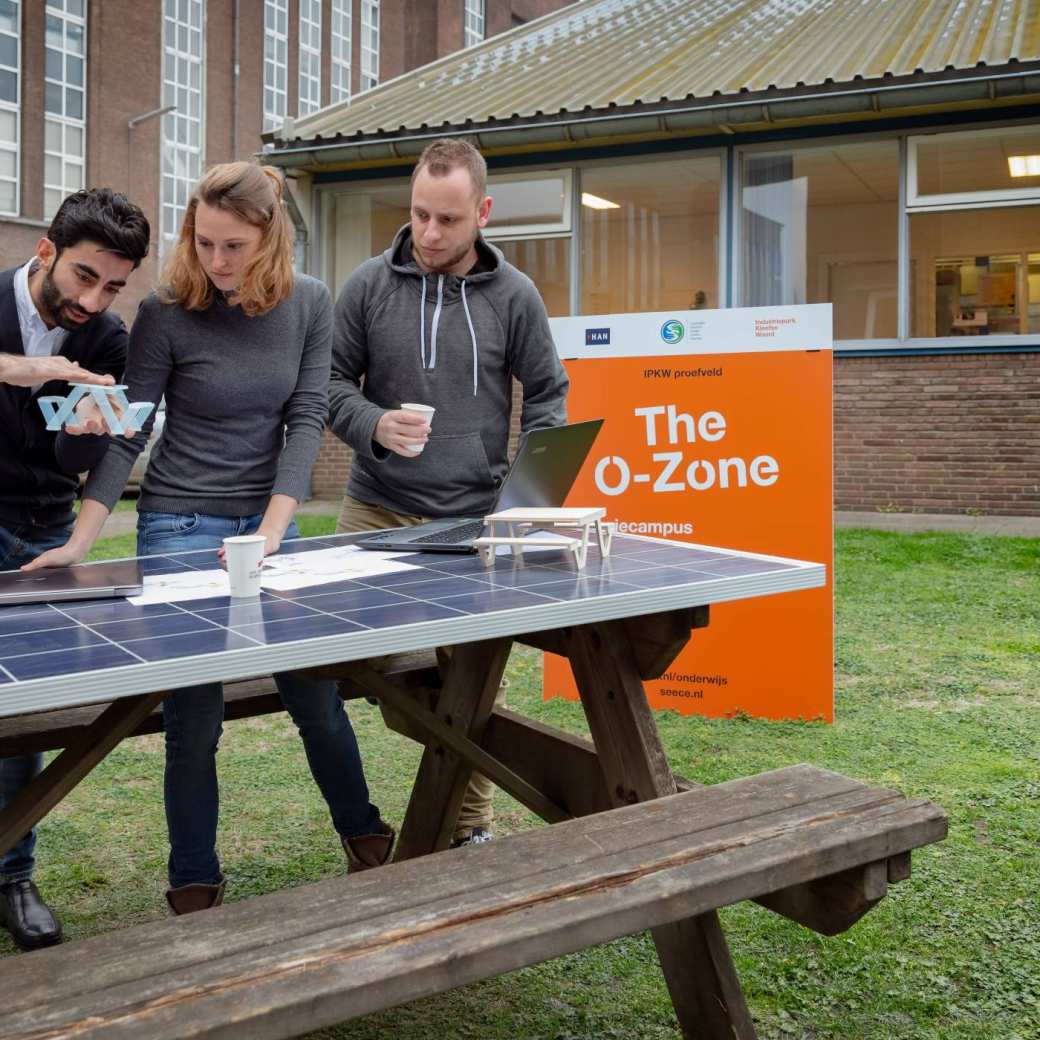 Anwar Manlusadoon, Fabian van Dijk en Mylene van Melzen bij het project Solarmeubel bij het MIC op het IPKW. SEE, SEECE, hybride leeromgeving, Powerlab, Engineering