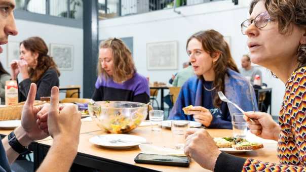 Studenten IPL organiseren een lunch met samenwerkingspartners. Daarna verzorgen ze tussenpresentaties aan hun opdrachtgevers uit de wijk Spijkerkwartier in Arnhem.