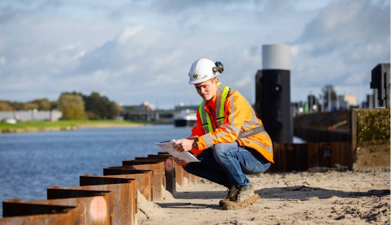 waterbouwkundig opzichter inspecteert grondwerk