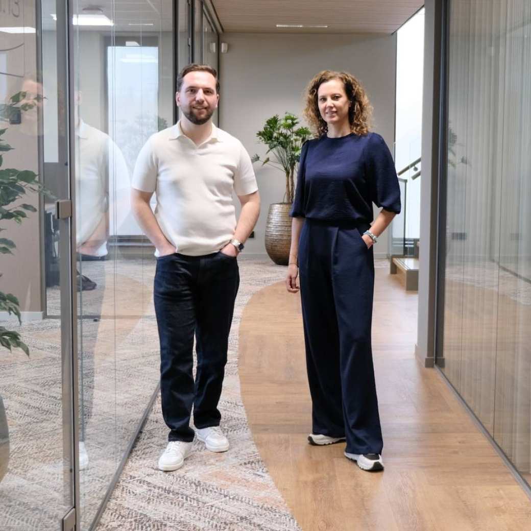 Suzanne en Bas op het kantoor van Bol Adviseurs