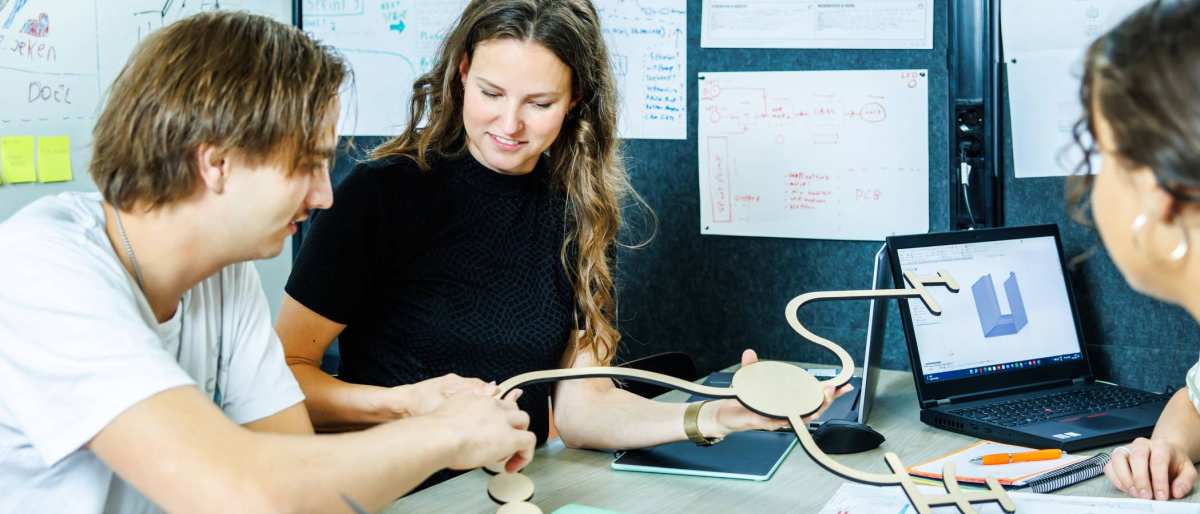 Docent Industrieel Product Ontwerpen legt uit aan een student engineering
