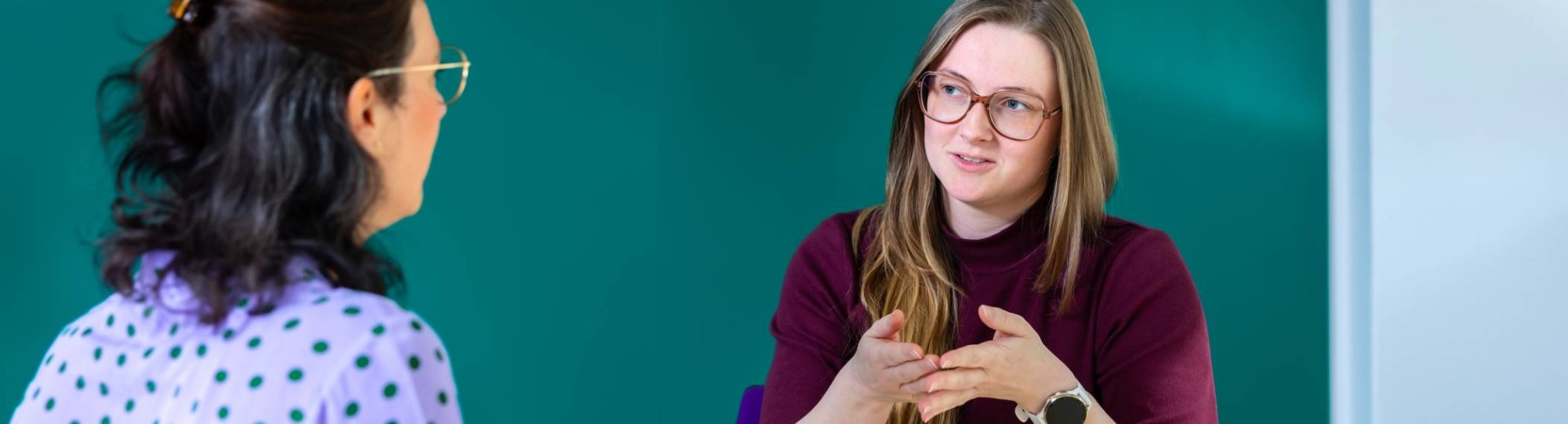Twee mensen in gesprek over reintegratie