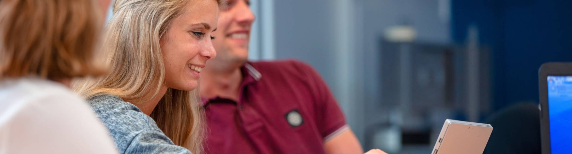HAN Student wijst op tabletscherm