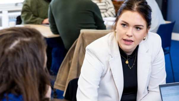 Jeanne legt iets uit aan Anne tijdens les mIZ