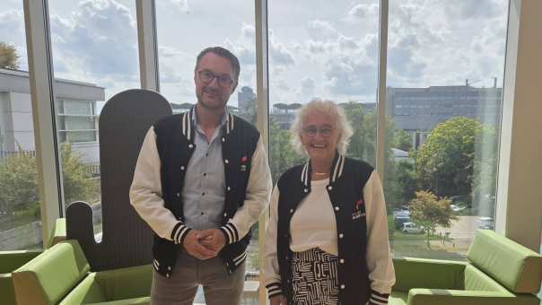 Willem Leijten en Yvonne de Haan in hun nieuwe open ambassador-jas