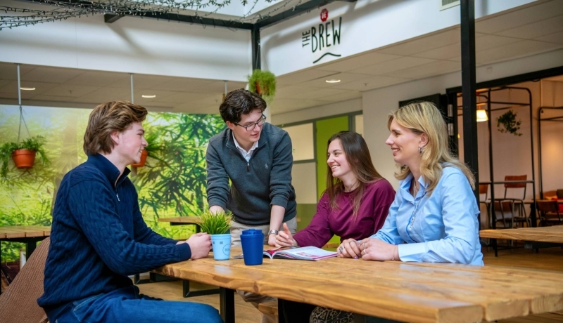 Studenten van hbo Bedrijfskunde in de HAN campus