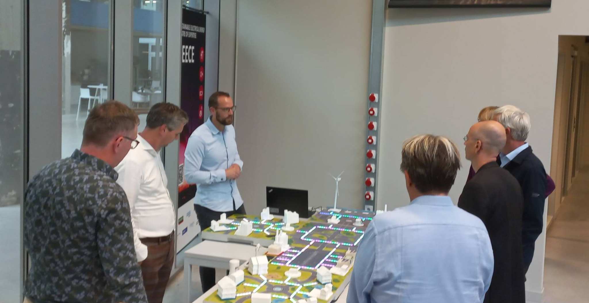 Maarten geeft uitleg over de smartgridtable