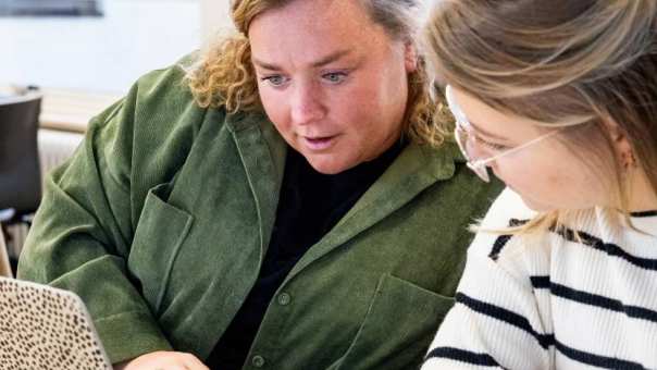 AMM LLO Kiki en Rowie werken tijdens de les aan een opdracht