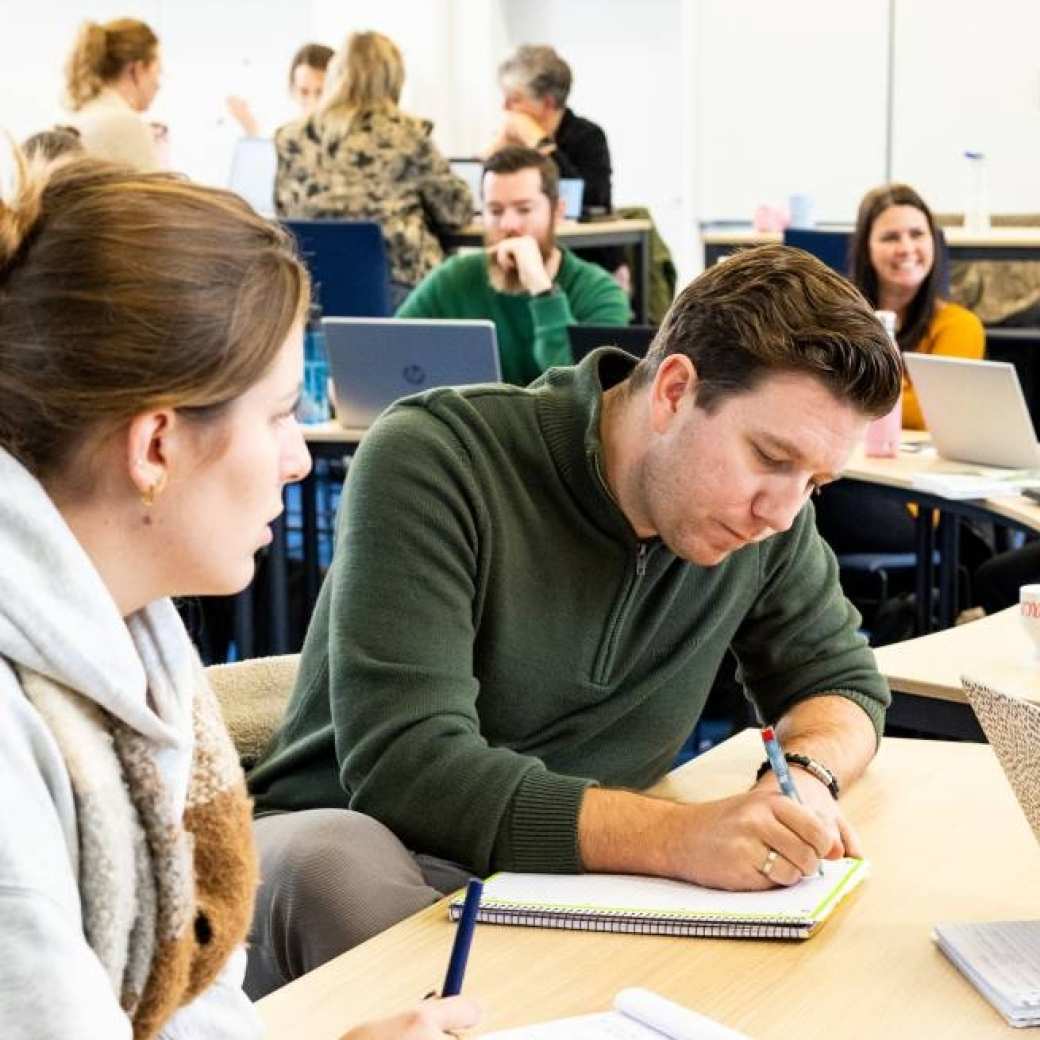 AMM LLO studenten werken tijdens de les aan een vraagstuk