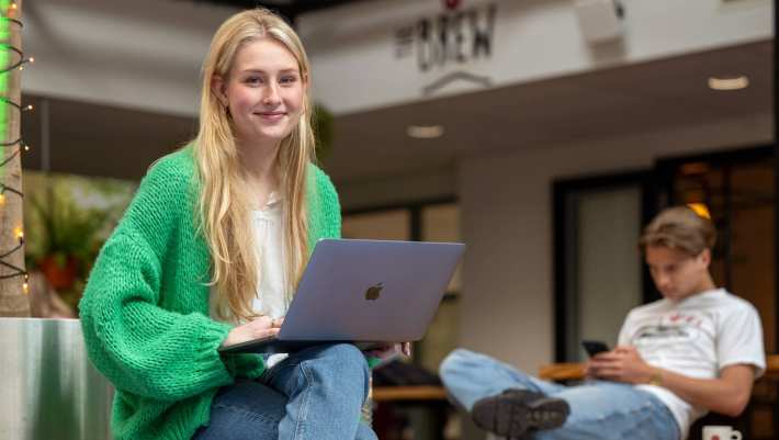student met laptop aanmelden han