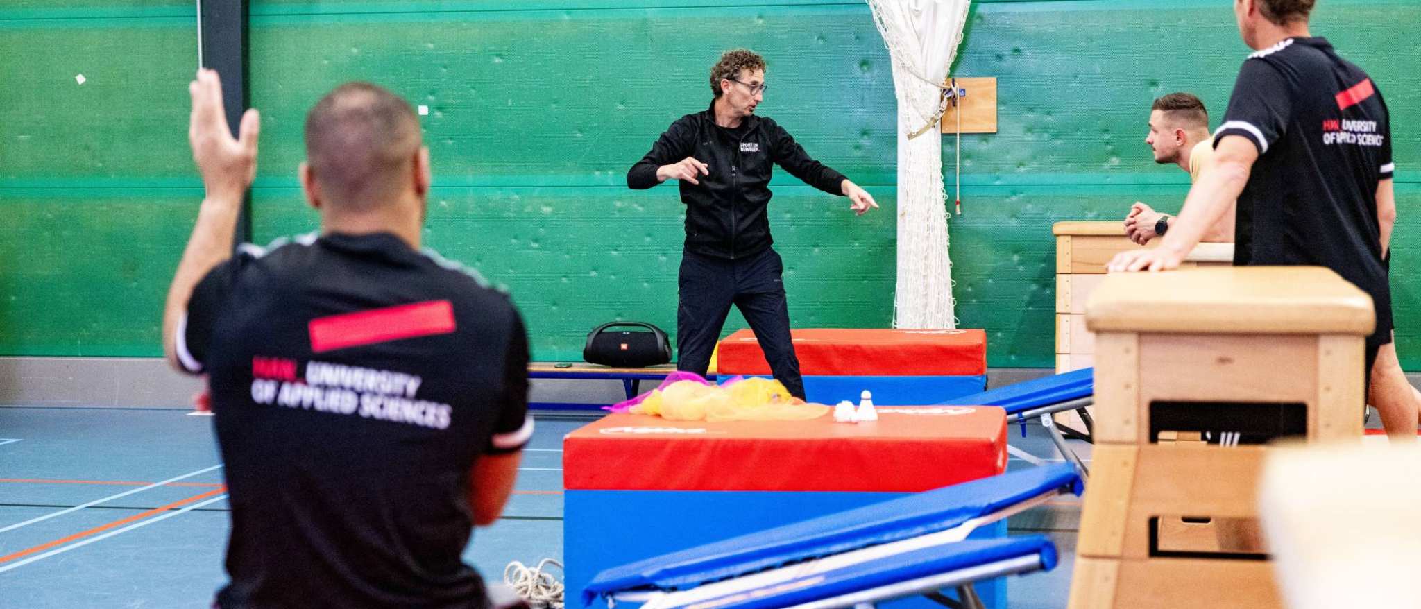 studenten alo deeltijd turnen in gymzaal
