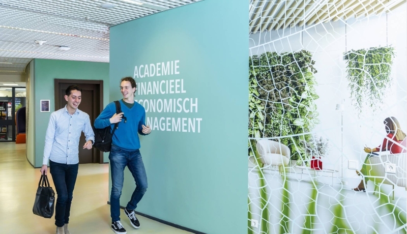Twee studenten Finance & Control lopen in de gang