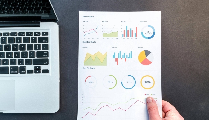 Deelnemer bezig met data analyse op laptop. 