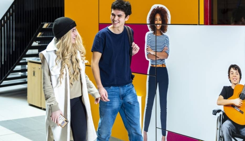 International Social Work. Twee studenten lopend in de gang van kapittelweg 33.