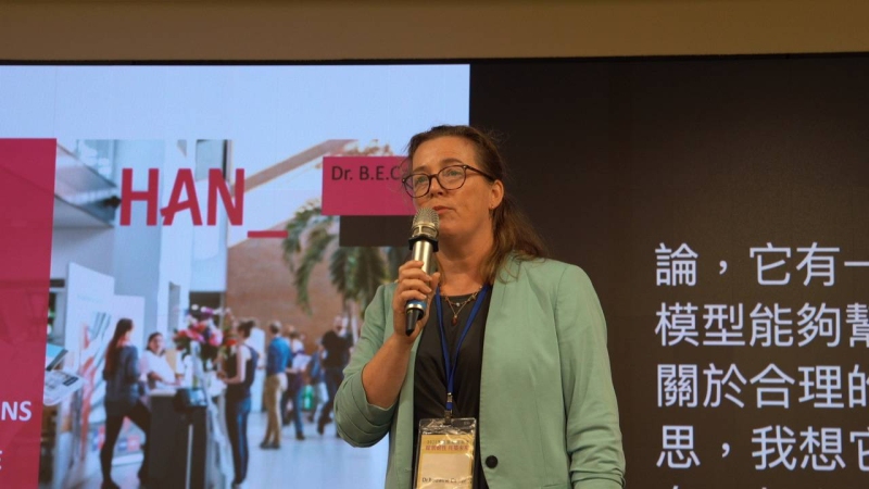 Docent-onderzoeker Bouwine Carlier presenteert op een conferentie in Taipei over bljven werken met psychische klachten
